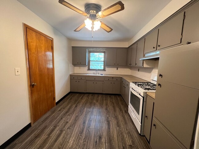26200-26202 Lakeshore Blvd