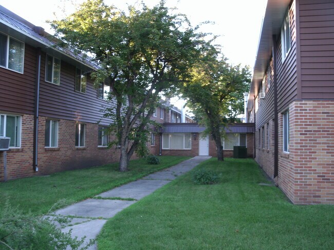 Grassy Courtyard - 1712 Continental Dr Apartment Unit 207