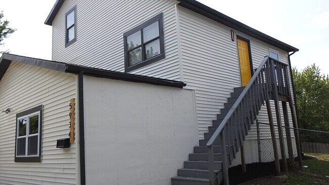 Photo - Incredibly spacious 4 bedrooms and 2 baths top-floor duplex located on Elmwood Ave in Kansas City...