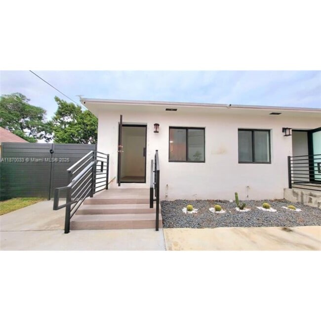 Photo - 681 NW 30th St