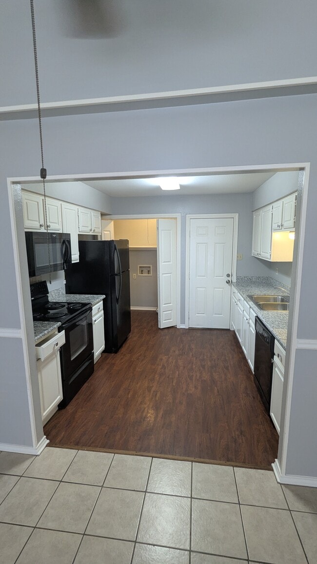 Building Photo - 711 Hillcrest Ct Unit 709