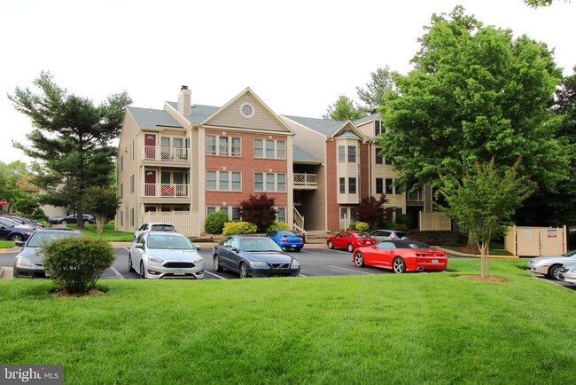 Building Photo - 3801 Ridge Knoll Ct Unit 210-A