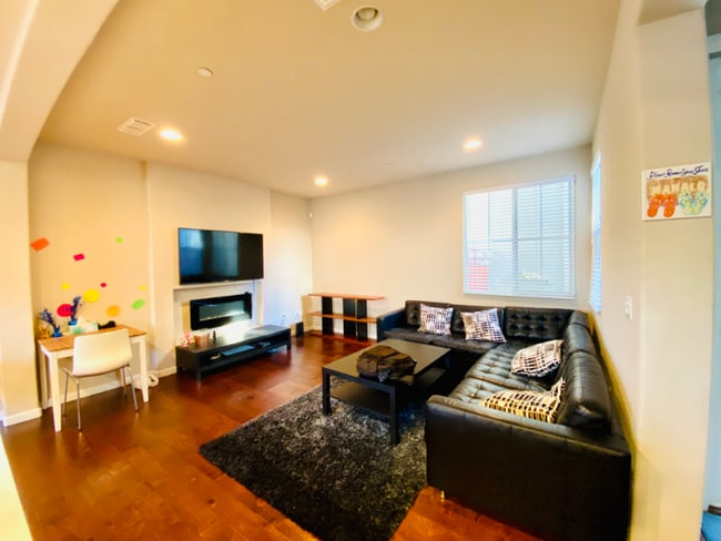 Photo - 910 Montage Cir