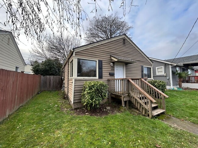 Photo - Great Location! 3 bed/ 1BA W/ Garage in Tacoma!
