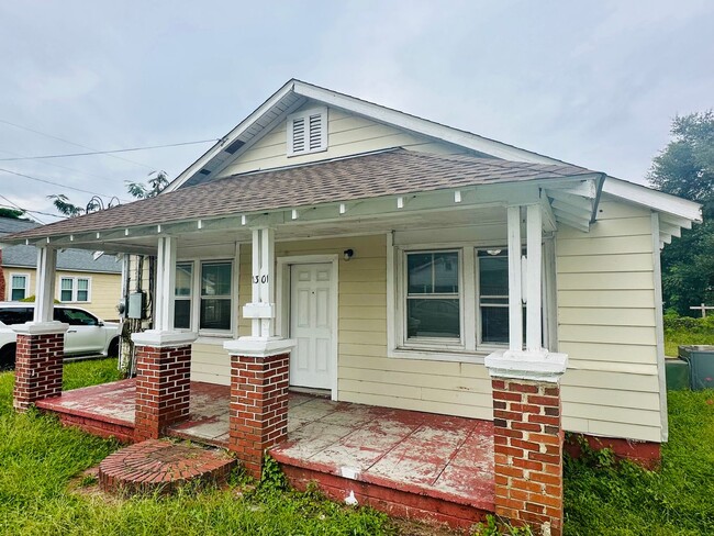 Building Photo - DOWNTOWN - 3 Bedroom/1 Bath - Located clos... Rental