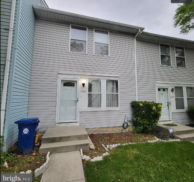 Building Photo - 3 Bedroom Rehabbed Home