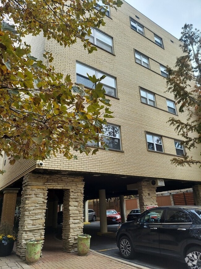 Building Photo - 530 W Barry Ave Unit 4F Rental