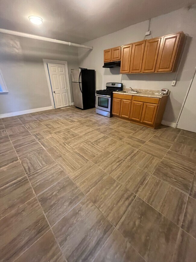 1009 Chancellor Ave B2 - 977 Chancellor Ave Apartments Unit B2