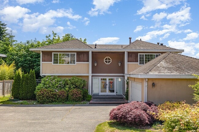 Building Photo - Stunning Lake Sammamish View | 5 Bed, 3 Ba... Rental