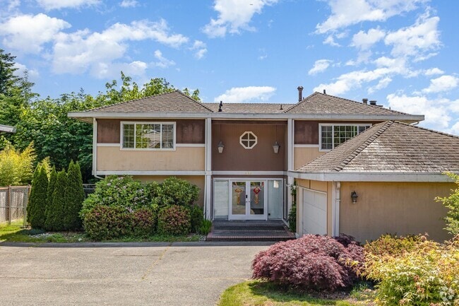 Building Photo - Stunning Lake Sammamish View | 5 Bed, 3 Ba... Rental