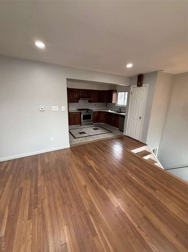 Building Photo - 28 Weir St