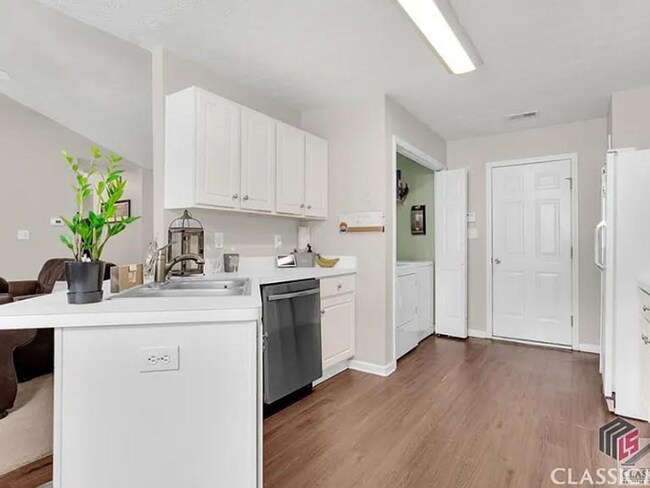 Photo - Beautiful 3 bed 2 bath house- Pet Friendly!