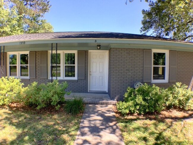 Building Photo - 1559 Brookbank Ave Unit B