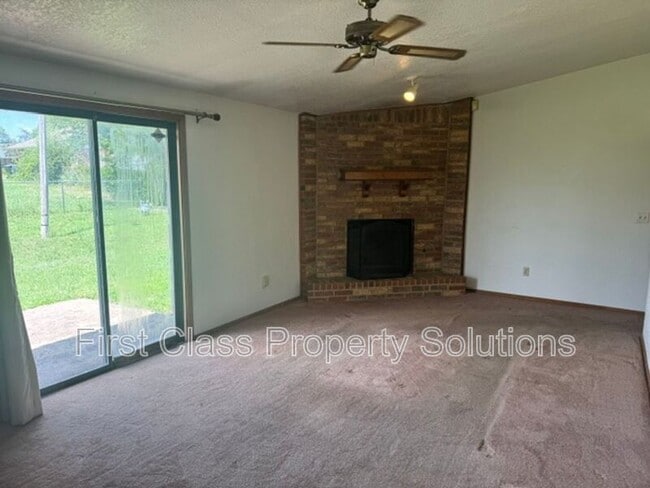 8613 E Parkridge Dr