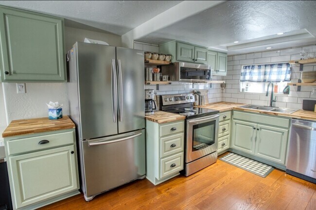 Photo - 2520 Parkinson Rd