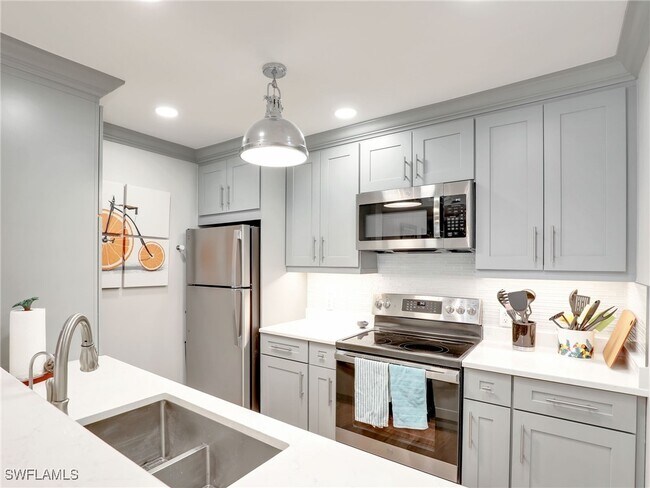 Photo - 555 Park Shore Dr Unidad B-113