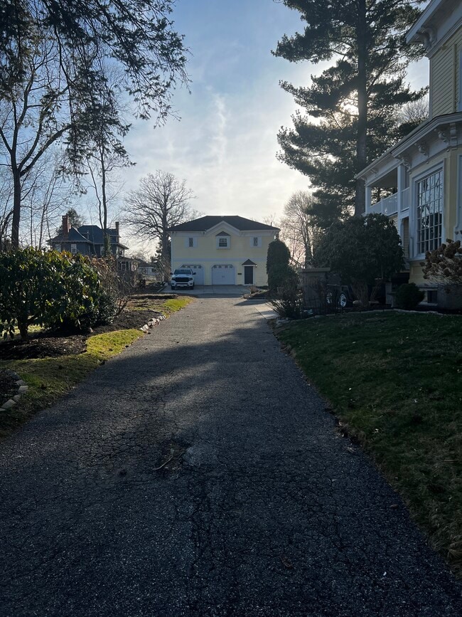 Entrada a la propiedad - 268 Prospect St Unidad Carriage House