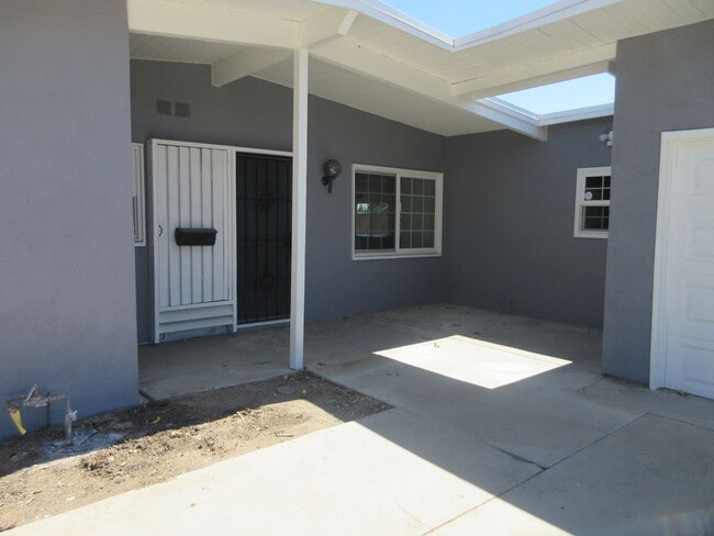 10818 Paso Robles Ave
