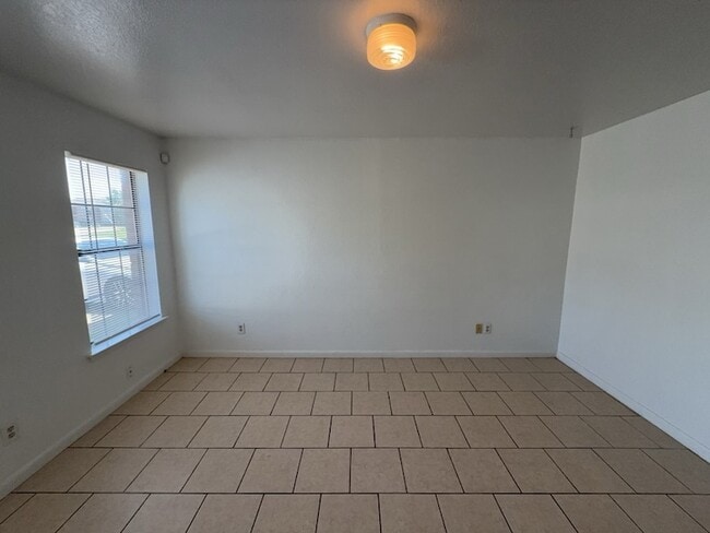 Photo - 807 W Walnut St Unit C4