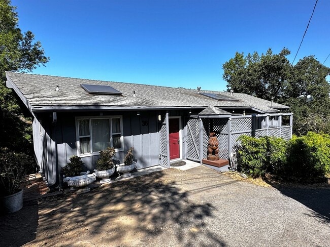 Building Photo - Three bedroom, two bathroom home with gorgeous views and sunroom for rent in the hills of Fairfax!