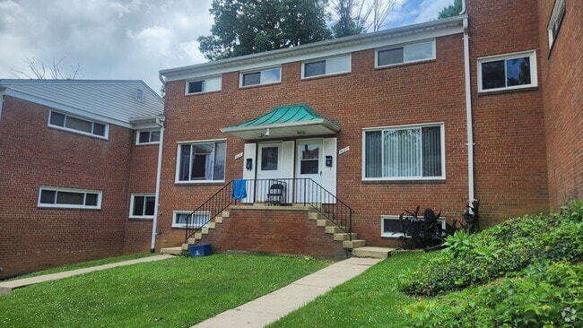 Building Photo - Arlington 3 Level Rowhouse