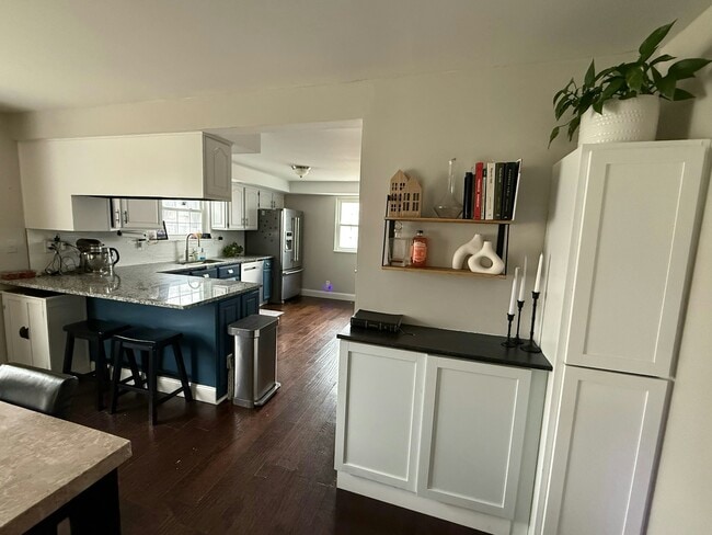 Photo - 5300 Saum St