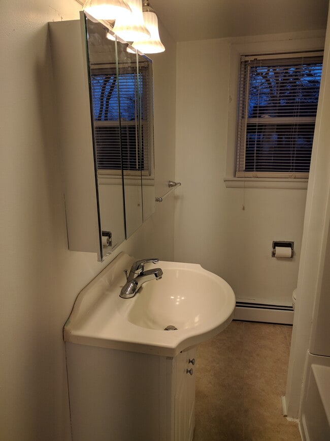 (30A) Bath1 - 30 Front St Unit A