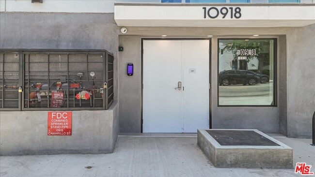 Photo - 10918 Camarillo St Unidad 101-101 Rental