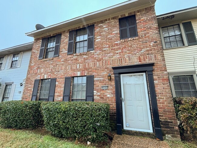 Building Photo - SPACIOUS COZY TOWNHOME IN GATED COMMUNITY