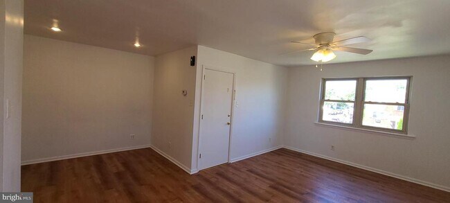 Photo - 9403 Lansford St