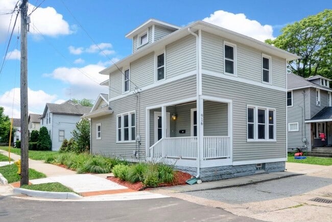 Photo - 916 Zeeland Ct NE