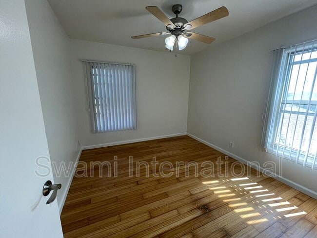 Photo - 833 W 97th St