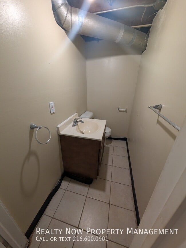 Photo - 14804 Rockside Rd Apartamento