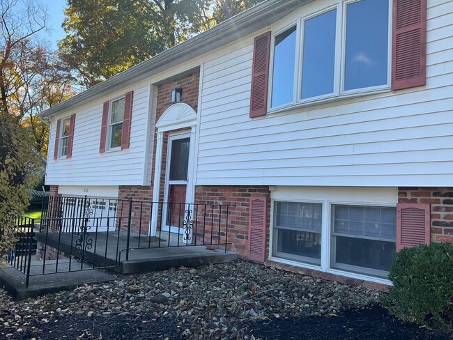 Photo - Spacious 3bed 3 bath Split-Level in Bethel...