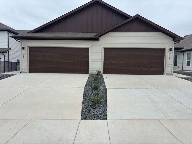 Building Photo - Want luxury living in the Far West ...Look no further...Amanda Park is it