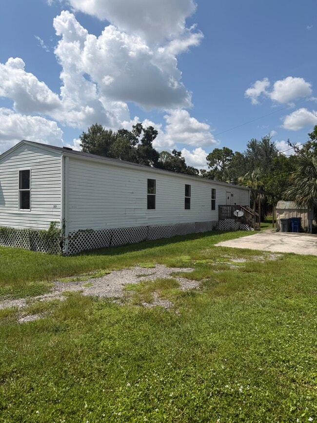 Building Photo - 2024 Laurel Ln