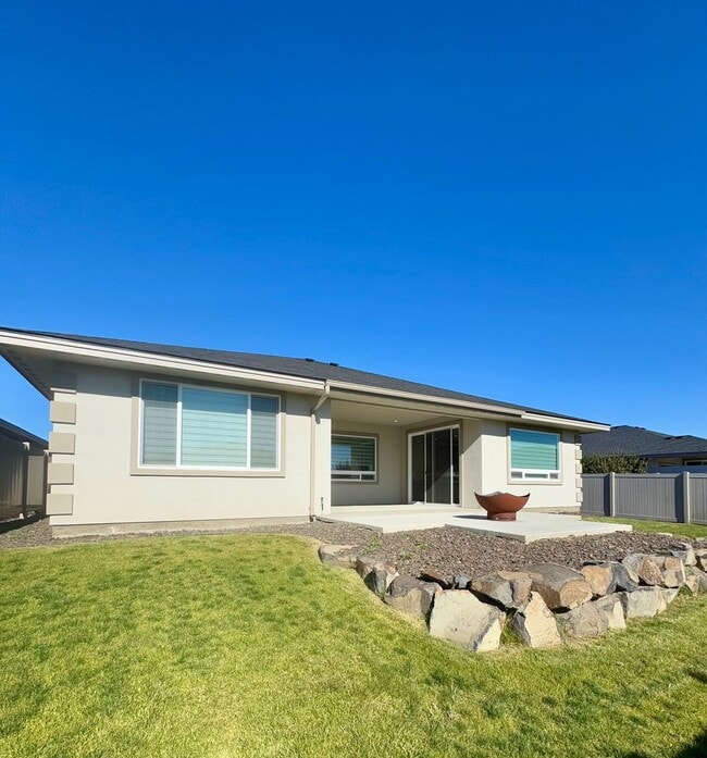 Building Photo - Beautiful 3-Bedroom, 2-Bath Home in a New ...