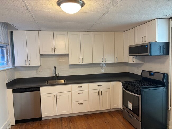 Photo - 3Br/1Bth, Available NOW. Great for a roommate students. MUST SEE!!