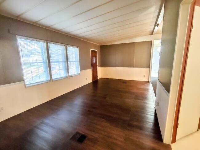 Photo - 163 Buchanan Cir