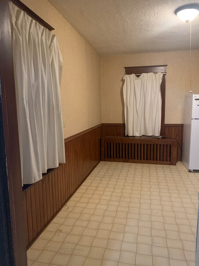 Building Photo - 431 Minnehaha Ave E Unit Upper Duplex