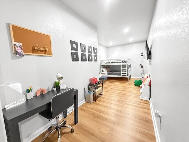 Building Photo - 2216 Chenevert St Unit 4