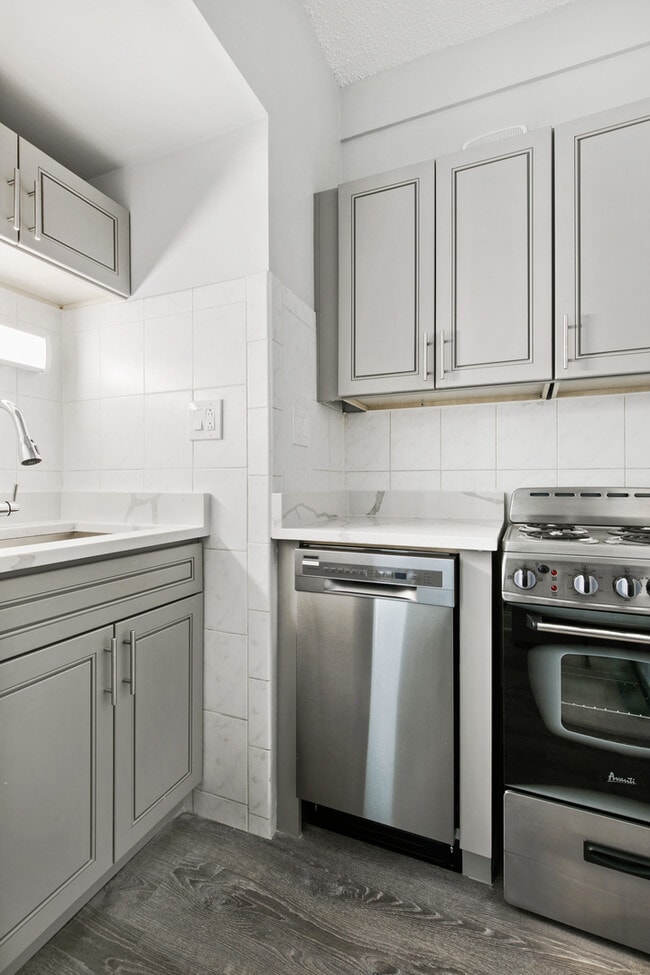 Photo - 4520 N Clarendon Ave Unit 408