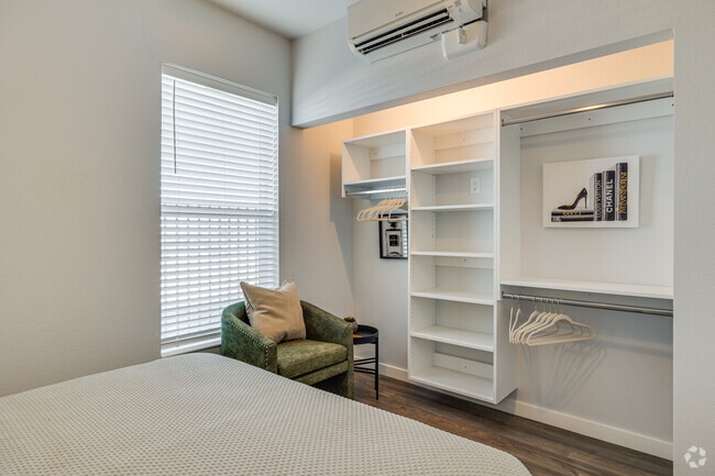 2BR, 2BA - 976SF