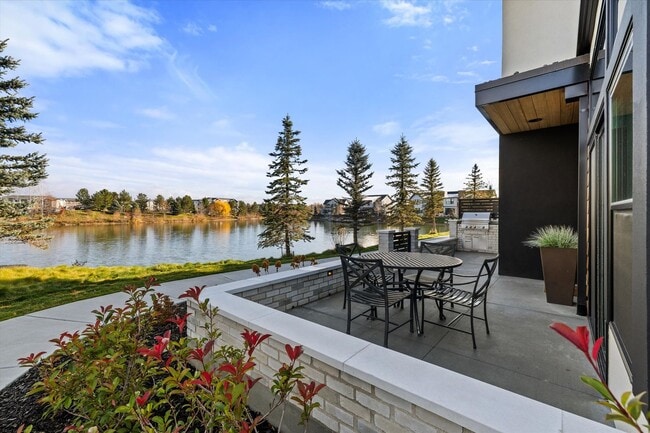 Building Photo - Waterfront End-Unit | 3 Bed | 3 Bath | 2,189 Sq. Ft. | Gated Community | Luxury Lake Living Unit The Cove Townhome
