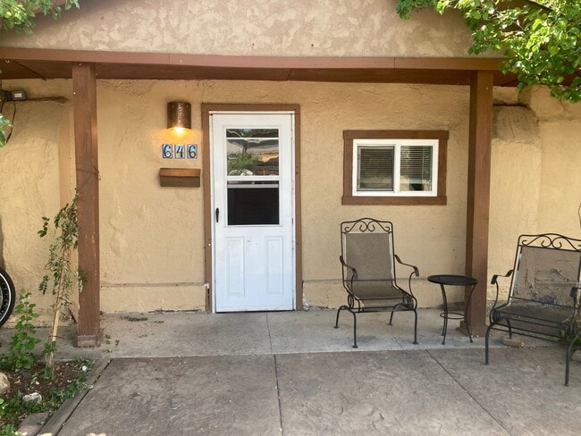 Building Photo - Charming 1 Bed / 1 Bath Apartment Near Dow...