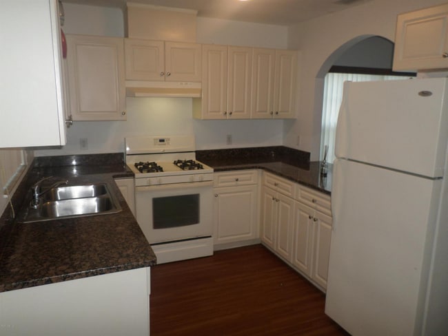 Building Photo - 815 E Rembrandt Way