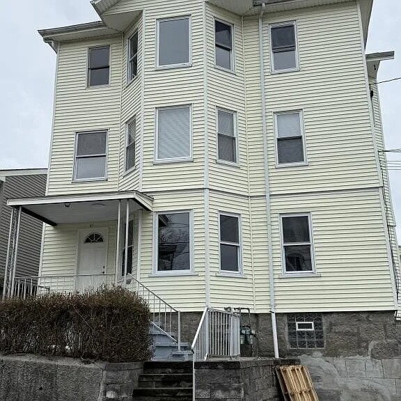 Building Photo - This stunning apartment on the 3rd floor boasts 3 bedrooms, 1 bathroom.
