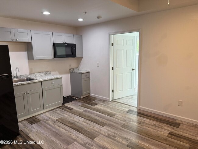 Photo - 212 E 2nd St