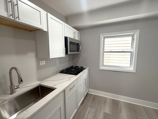 Photo - 3575 W Dickens Ave Unit 2R