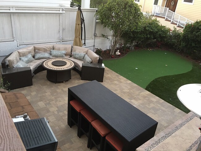 Cómodos muebles de patio y calentadores de gas. - 306 17th St Unidad Beach Cottage